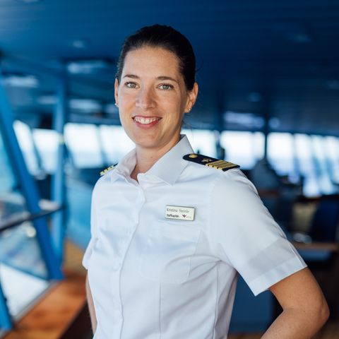 Kristina Steinle, auf der Brücke der "Aida Sol" einem Kreuzfahrt-Schiff