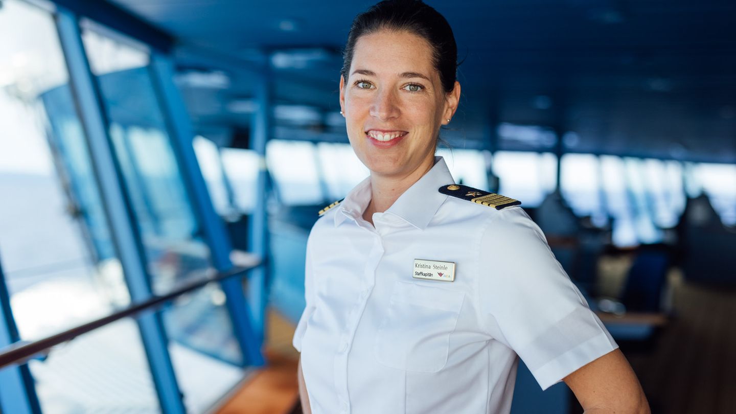Kristina Steinle, auf der Brücke der "Aida Sol" einem Kreuzfahrt-Schiff Kristina Steinle, auf der Brücke der "Aida Sol" einem Kreuzfahrt-Schiff