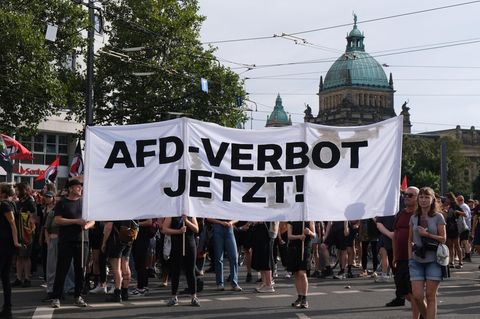 Teilnehmer einer Demonstration gegen Rechts halten ein Transparent mit der Aufschrift "AfD-Verbot jetzt!"