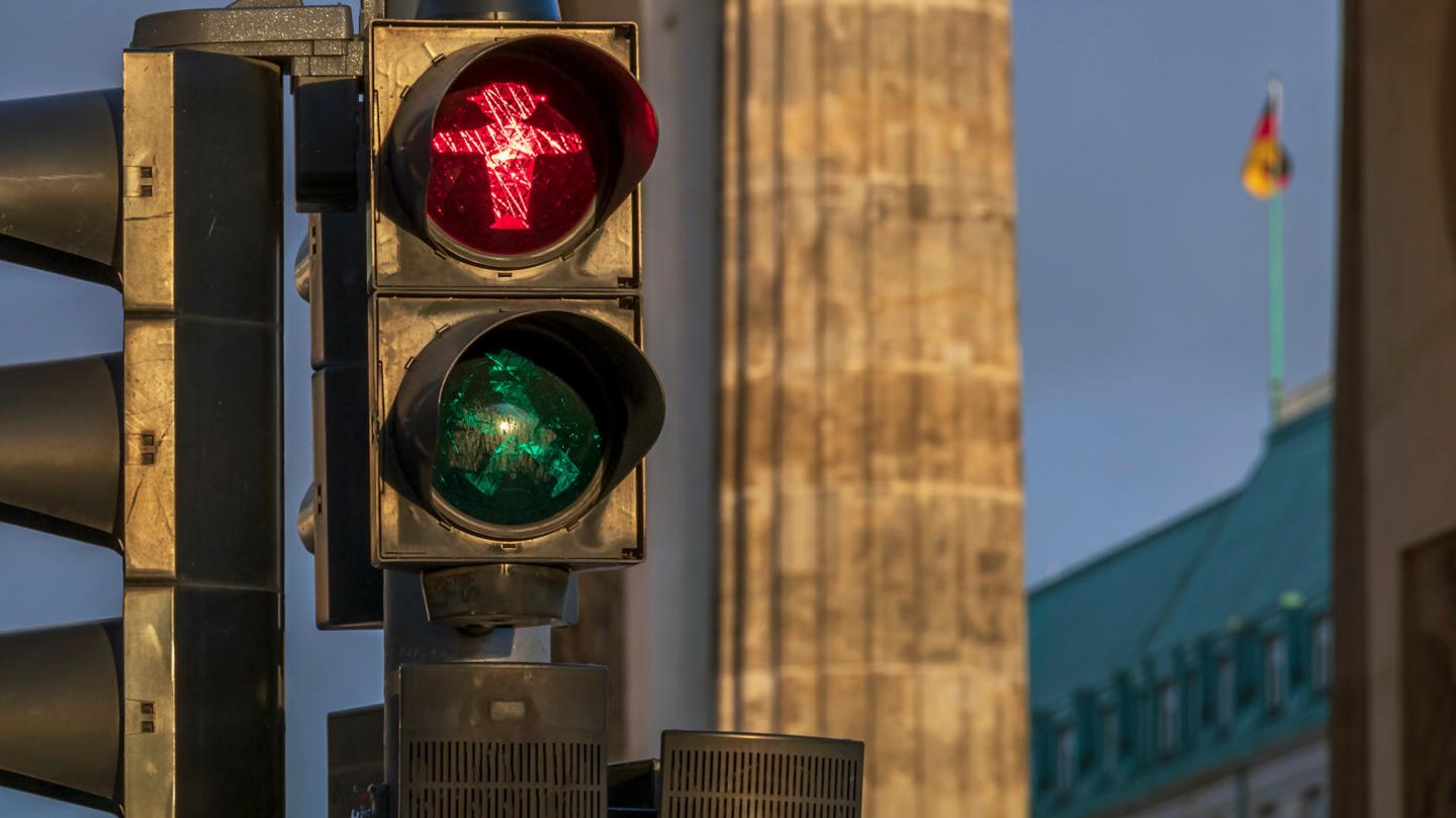 Eine Ampel zeigt zwei Männer: einer steht, einer geht. Symbolbild für die Regierungskrise