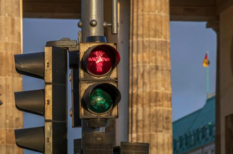 Eine Ampel zeigt zwei Männer: einer steht, einer geht. Symbolbild für die Regierungskrise
