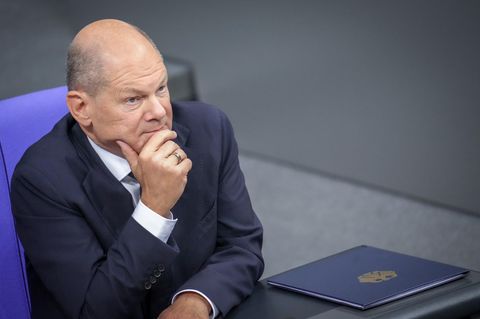 Bundeskanzler Olaf Scholz bei einer Debatte im Bundestag nach der Regierungserklärung