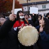 Schülerinnen feuern während der Abschlussprüfung ihre älteren Mitschüler an