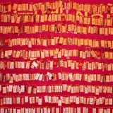 zettel mit Südkoreanischen Wünschen in einem Tempel an einer Wand