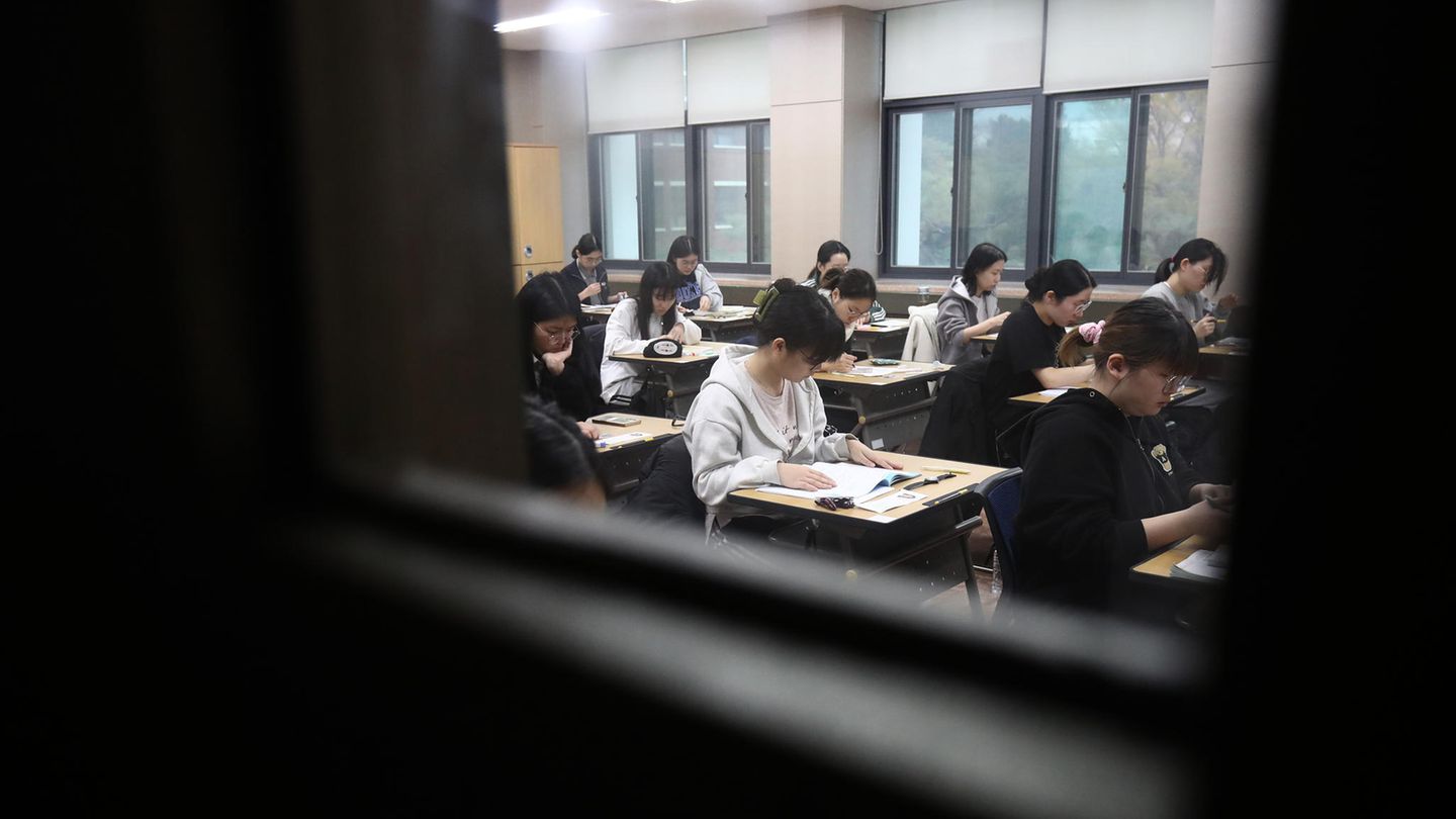 durch ein Fenster sieht man Schüler in einem Klassenraum bei einer Prüfung in Südkorea durch ein Fenster sieht man Schüler in einem Klassenraum bei einer Prüfung in Südkorea