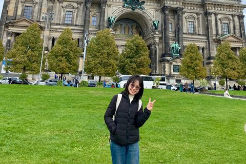 Junge Frau in Berlin macht mit Fingern Victory-Zeichen