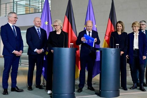 Wirtschaftsweise übergeben ihr Gutachten