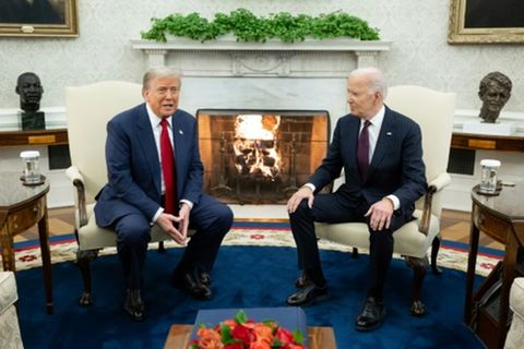 Trump und Biden im Oval Office