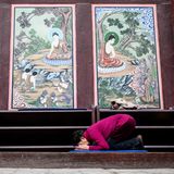 Eine Mutter betet in einem Tempel für den Erfolg ihres Kindes