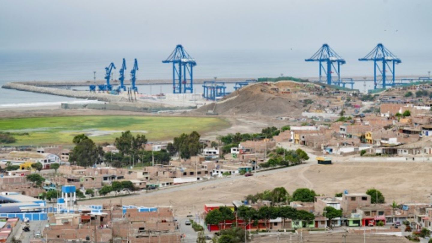 Kräne von chinesischem Megahafen in Chancay