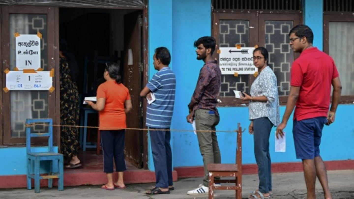 Vor dem Wahllokal in Colombo