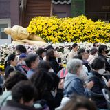 Buddhistische Gläubige beten für ihre Kinder in einem Tempel am Vorabend der järhrlichen Collage Aufnahmeprüfung
