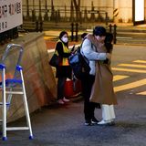 Eine Mutter umarmt ihren Sohn, bevor er den College Scholastic Ability Test ablegt