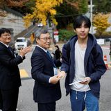 Der Bildungsbeauftragte von Seoul hält die Hand eines Schülers bevor dieser zur Collage Aufnahmeprüfung geht