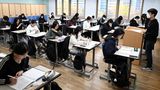 Südkoreanische Schüler beim jährlichen College Scholastic Ability Test an einer Schule in Seoul, Südkorea