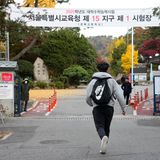 Kurz vor Prüfungsbeginn rennt ein Schüler auf das sich gerade schließende Schultor zu