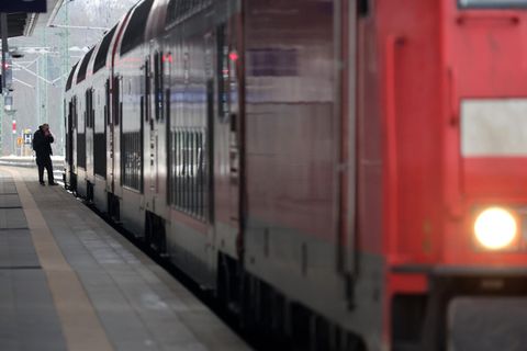 Aufgrund zunehmender Sexualdelikte im öffentlichen Nahverkehr fordert Berlins Grüne Zugabteile nur für Frauen. In Tokio hat sich dieses System für die Abendstunden bereits bewährt.