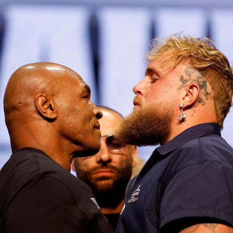 Mike Tyson und Jake Paul schauen sich in die Augen