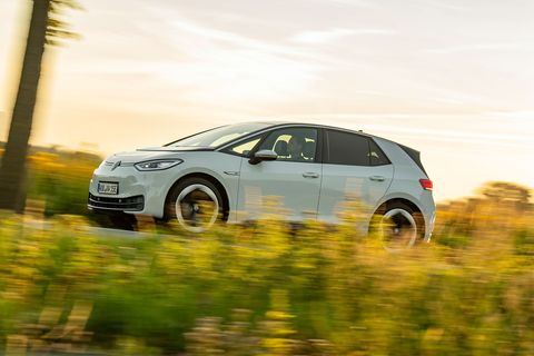Eines der beliebtesten E-Autos von VW, Typ ID.3, fährt an Rapsfeldern vorbei