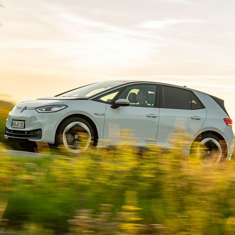 Eines der beliebtesten E-Autos von VW, Typ ID.3, fährt an Rapsfeldern vorbei