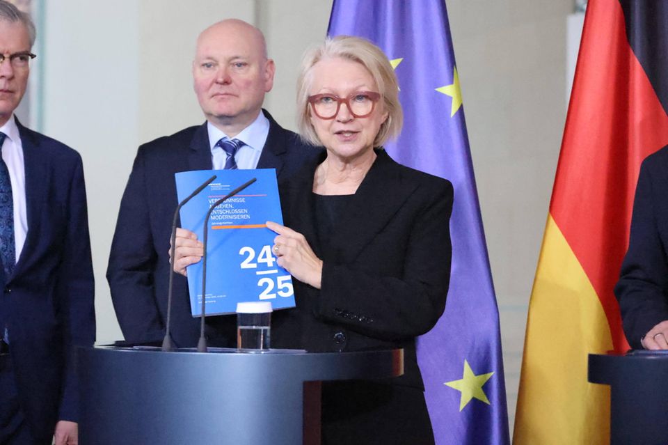 Die Wirtschaftsweise Monika Schnitzer sagt in der "SZ":  "Die Produkte der deutschen Industrie überzeugen nicht mehr."