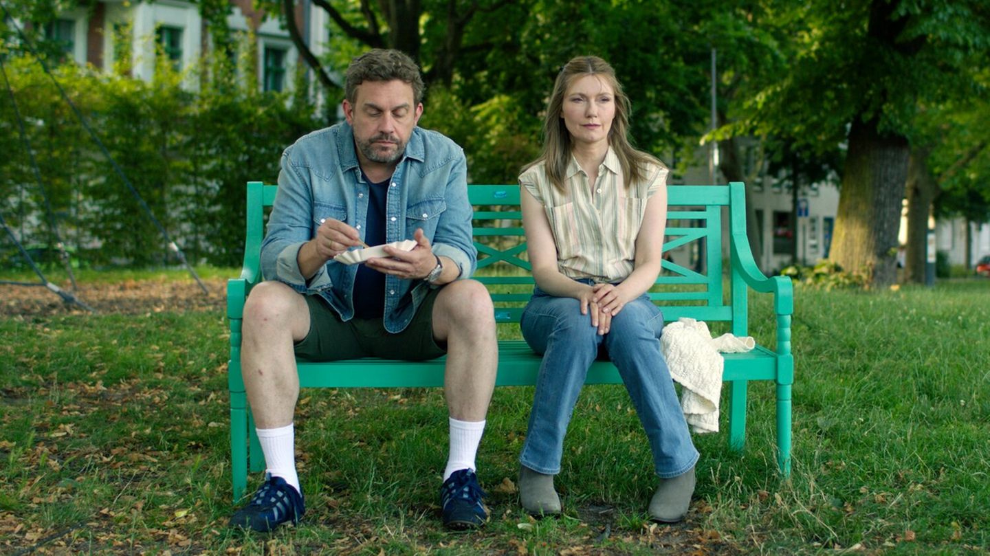 Neue Comedy-Serie: Was ist real, was ist Fiktion? Sebastian Bezzel und Johanna Christine Gehlen als Robert und Beate in die "Die StiNos" Was ist real, was ist Fiktion? Sebastian Bezzel und Johanna Christine Gehlen als Robert und Beate in die "Die StiNos"