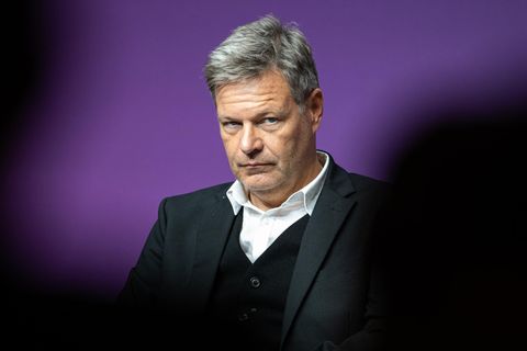 Robert Habeck mit leicht düsterer Mine