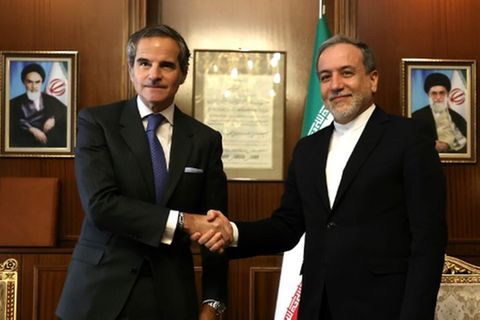 IAEA-Chef Rafael Grossi (l.) mit Irans Außenminister Abbas Araghtschi