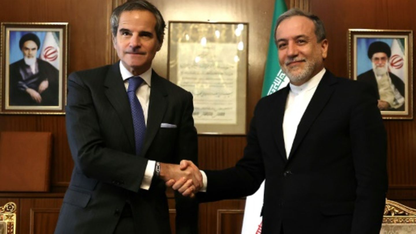 IAEA-Chef Rafael Grossi (l.) mit Irans Außenminister Abbas Araghtschi