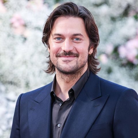 Lucas Bravo aus "Emily in Paris"