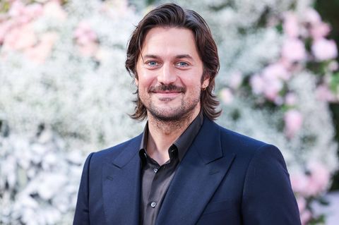 Lucas Bravo aus "Emily in Paris"