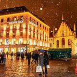 Schneeflocken sind am Mittwochabend sogar in der Münchener Innenstadt zu sehen