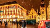 Schneeflocken sind am Mittwochabend sogar in der Münchener Innenstadt zu sehen