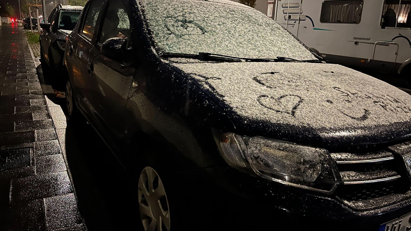 München: Passanten malen Herzen auf von Schnee überzogenen Autos
