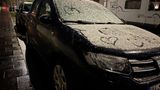 München: Passanten malen Herzen auf von Schnee überzogenen Autos