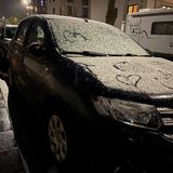 München: Passanten malen Herzen auf von Schnee überzogenen Autos