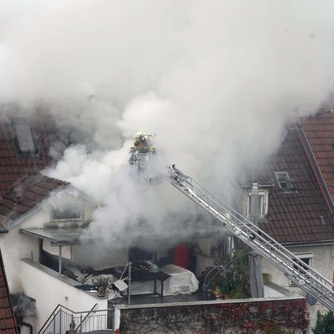 In Esslingen löscht die Feuerwehr einen Hausbrand im Dachgeschoss