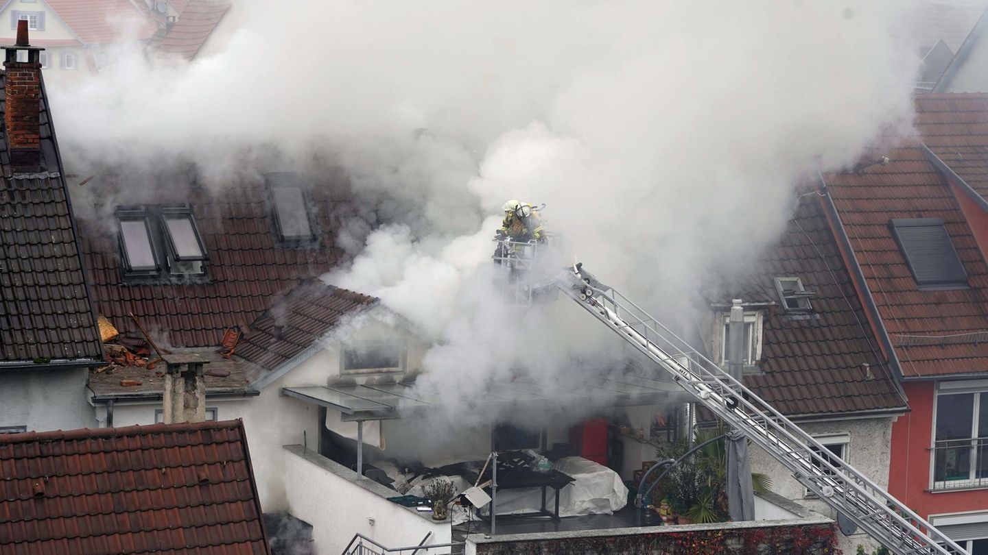 In Esslingen löscht die Feuerwehr einen Hausbrand im Dachgeschoss