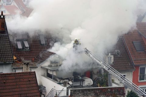 In Esslingen löscht die Feuerwehr einen Hausbrand im Dachgeschoss
