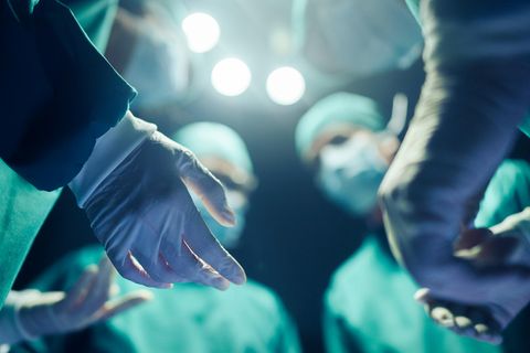 Ärzte bei einer Operation. Um Schmerzen zu vermeiden, werden Patienten betäubt