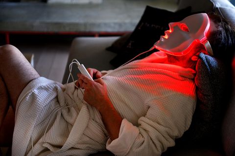 Person trägt eine LED-Maske zuhause