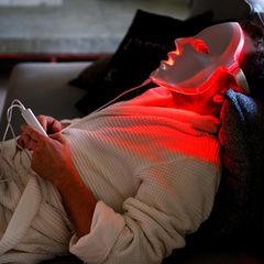 Person trägt eine LED-Maske zuhause