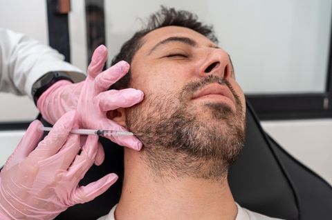 Looksmaxxing Symbolbild: Einem Mann wird Botox gespricht