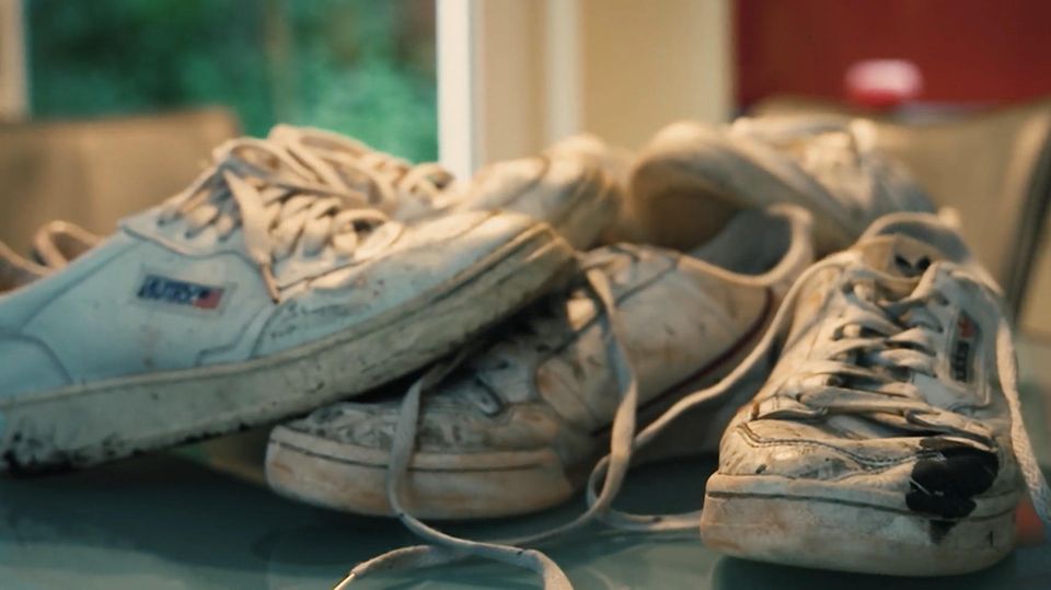 Weiße Sneaker werden schnell dreckig und sehen nicht mehr schön aus. Im Video sehen Sie drei günstige Methoden, um diese wieder von lästigem Schmutz zu befreien.