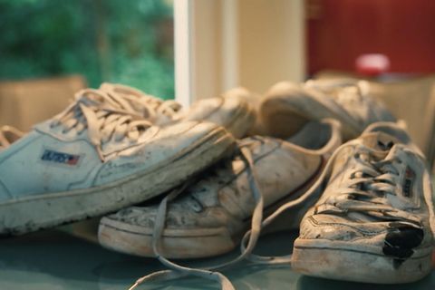 Weiße Sneaker werden schnell dreckig und sehen nicht mehr schön aus. Im Video sehen Sie drei günstige Methoden, um diese wieder von lästigem Schmutz zu befreien.