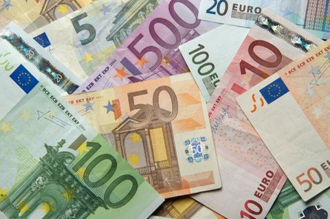 Obwohl die deutsche Wirtschaft weiter schrumpt, klingeln die Kassen bei den Vorständen. Im Schnitt verdiente jeder von ihnen im vergangenen Jahr 2,7 Millionen Euro.