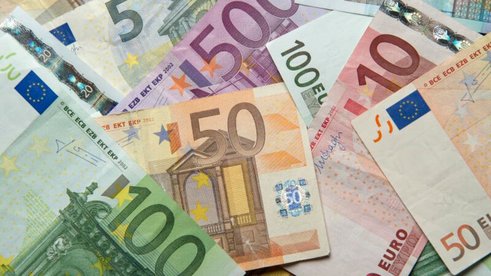 Obwohl die deutsche Wirtschaft weiter schrumpt, klingeln die Kassen bei den Vorständen. Im Schnitt verdiente jeder von ihnen im vergangenen Jahr 2,7 Millionen Euro.