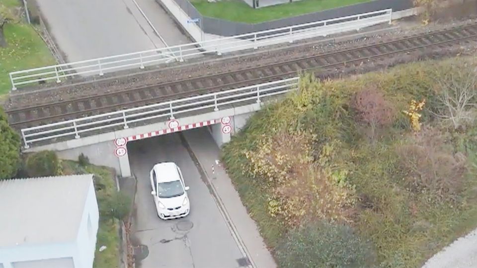 Im baden-württembergischen Ennetach kracht es regelmäßig durch eine zu niedrige Unterführung, durch die Autofahrer von ihren Navis geleitet werden. Anwohner fühlen sich gestört.