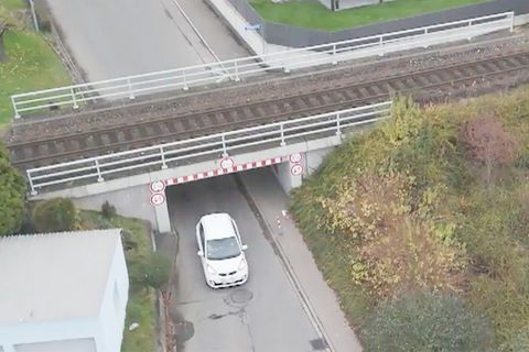 Im baden-württembergischen Ennetach kracht es regelmäßig durch eine zu niedrige Unterführung, durch die Autofahrer von ihren Navis geleitet werden. Anwohner fühlen sich gestört.