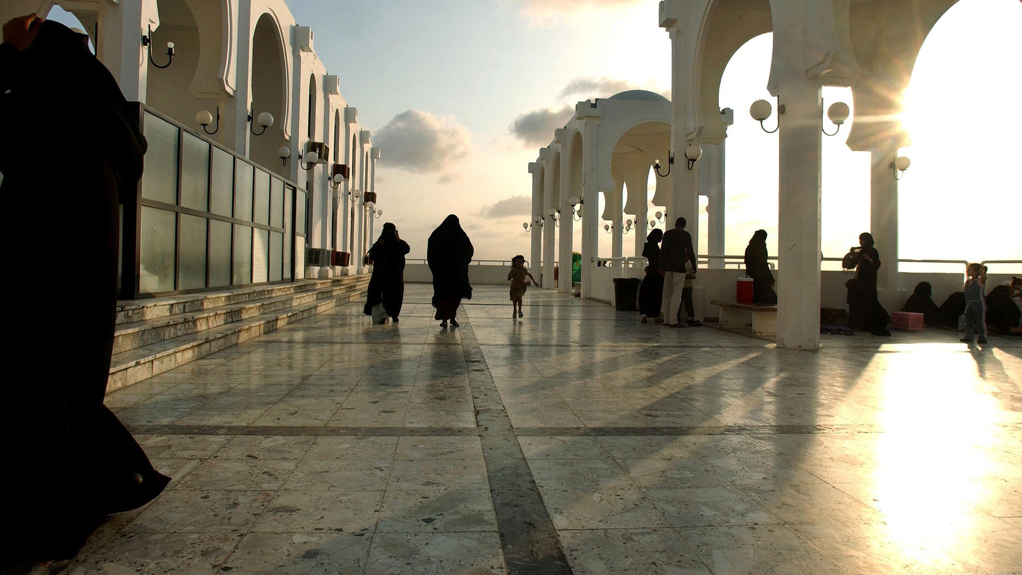 Familien spazieren in der Abendstimmung an einer Strandpromenade in Saudi-Arabien entlang